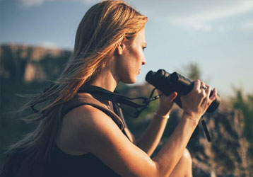 What are the key points of the correct posture for holding a SLR camera?