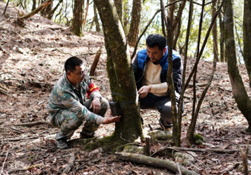 How does the battery life of thermal imaging cameras affect hunting in the wild?