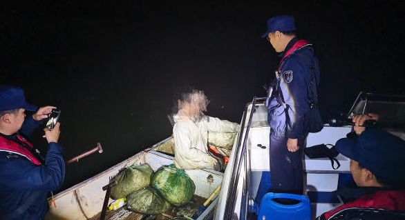 A high-definition day and night dual-use digital night vision device helps fishery law enforcement departments on duty