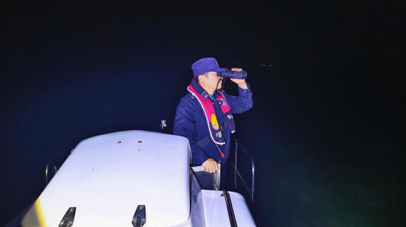 A high-definition day and night dual-use digital night vision device helps fishery law enforcement departments on duty