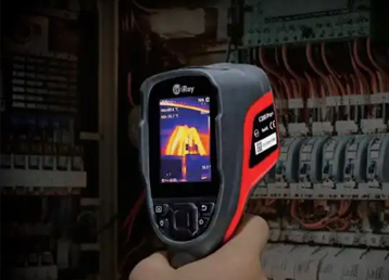Temperature measuring handheld infrared thermal imager