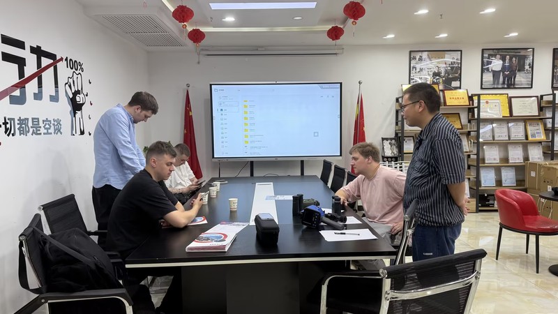 Russian partners visited Onick Optics for inspection and exchange.