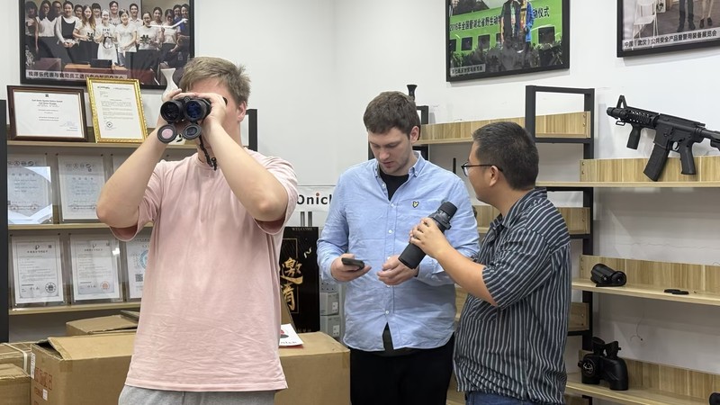 Russian partners visited Onick Optics for inspection and exchange.