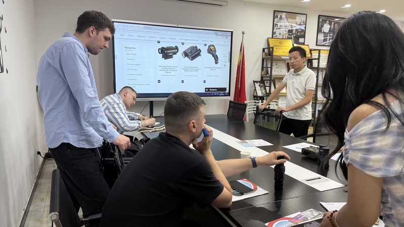 Russian partners visited Onick Optics for inspection and exchange.