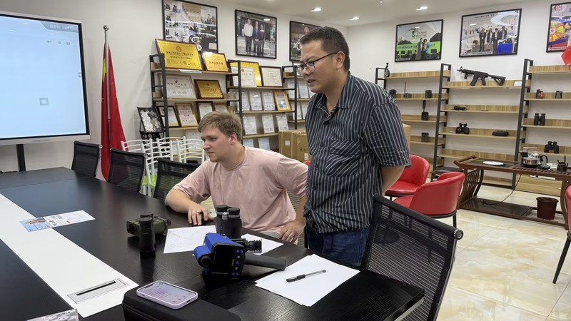 Russian partners visited Onick Optics for inspection and exchange.